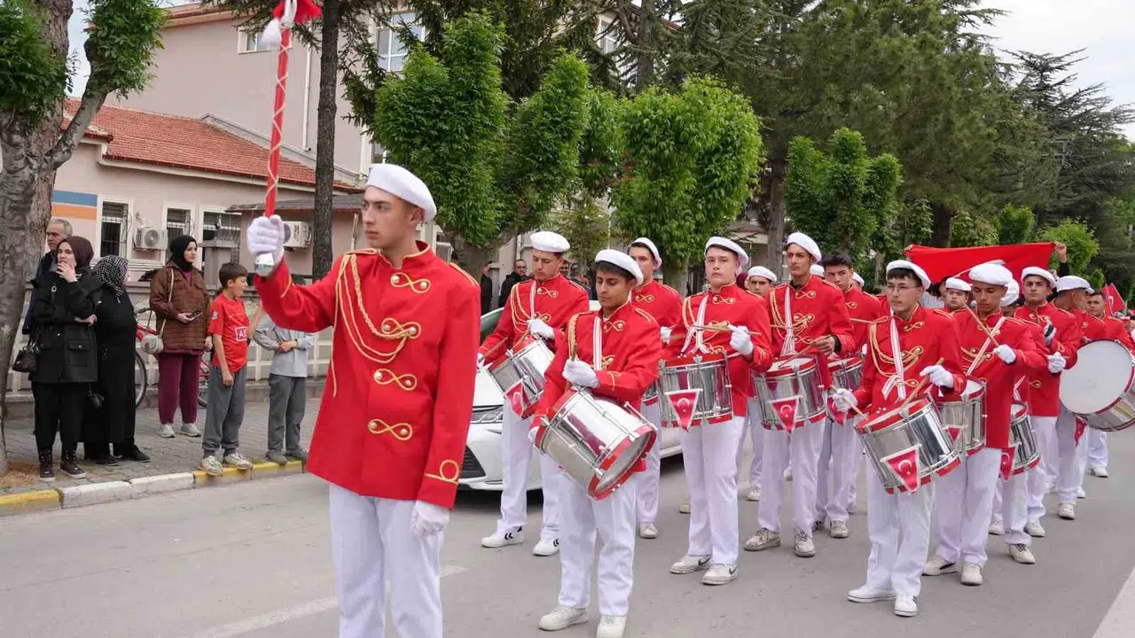 Bolvadin’de 19 Mayıs coşkusu: Gençler bayraklarla sokaklara döküldü