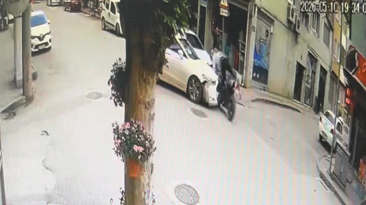 İnegöl’de dehşet anları: Dönüş yapan otomobil motosikletle böyle çarpıştı