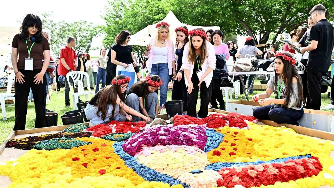 Antalya’nın kalbinde çiçekten sanat: 130 bin dalın yarıştığı dev organizasyon zirveye taşındı