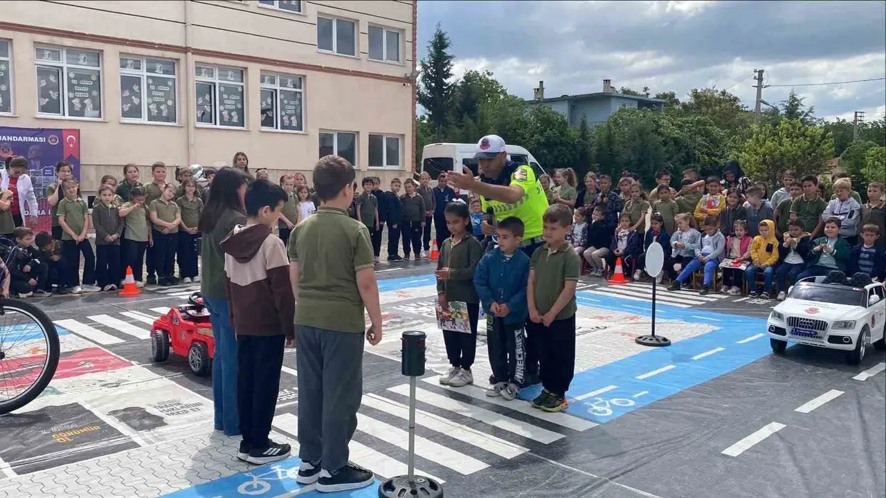 Kırklareli’nde jandarma sıraları sınıftan sokağa taşıdı: 175 minik öğrenciye uygulamalı trafik dersi