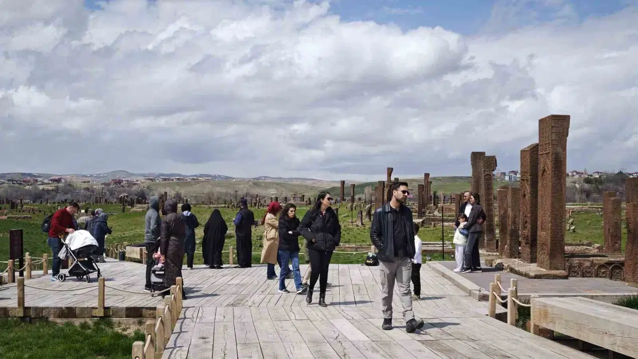 Tarihin sessiz tanıkları baharı bekliyordu: Ahlat'ta ziyaretçi akını başladı