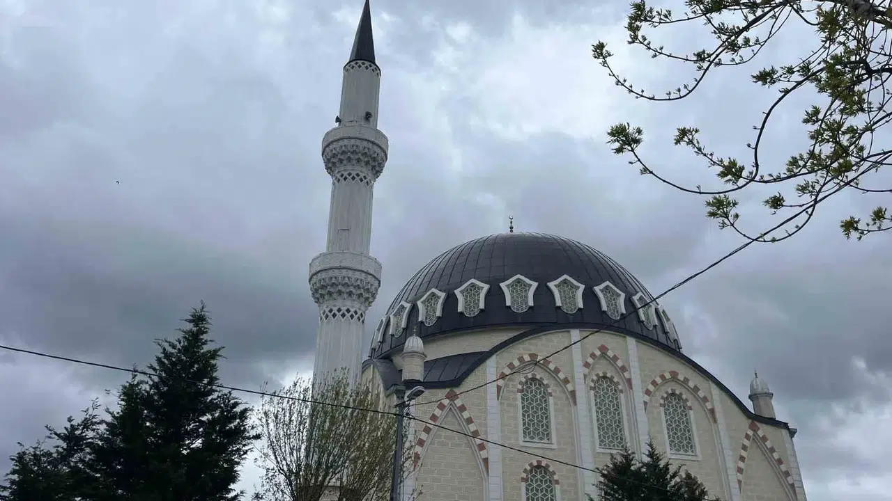 Arnavutköy'de korku dolu anlar: Fırtınaya dayanamayan minare paniğe yol açtı