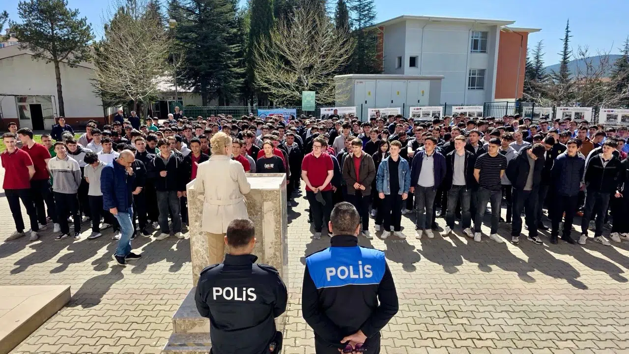 Dijital dünyanın tehlikelerine karşı genç kalkan: Bozüyük’te öğrencilere siber güvenlik dersi