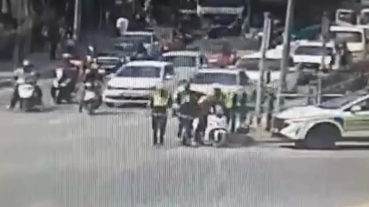 Saniyelerle yarıştı, hayat kurtaran hamleyi yaptı: Kuryenin imdadına meydandaki polis yetişti