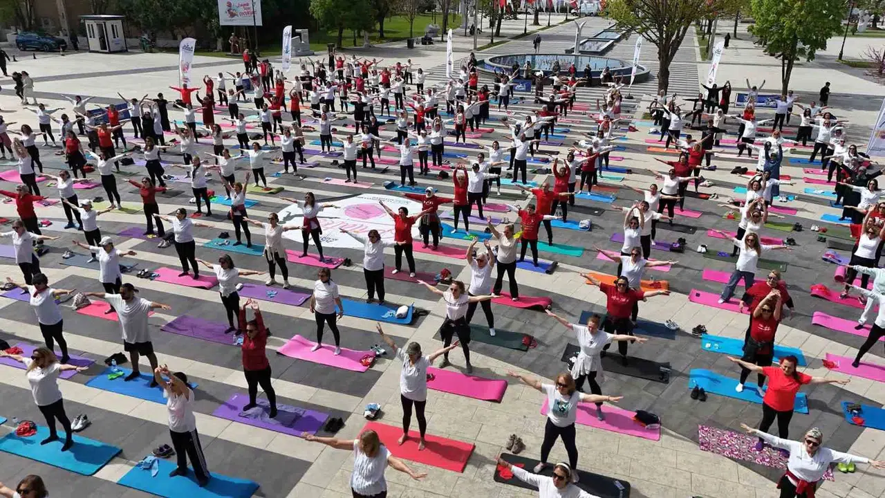 Büyükçekmece’de dev pilates şöleni: Kent meydanı spor festivaline dönüştü