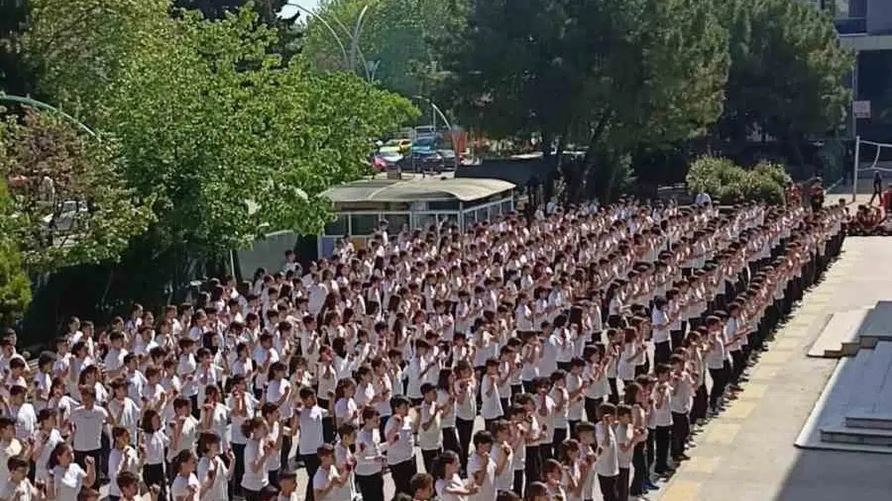 Okul bahçesinde festival havası: 537 öğrenci aynı anda kaşıkları konuşturdu