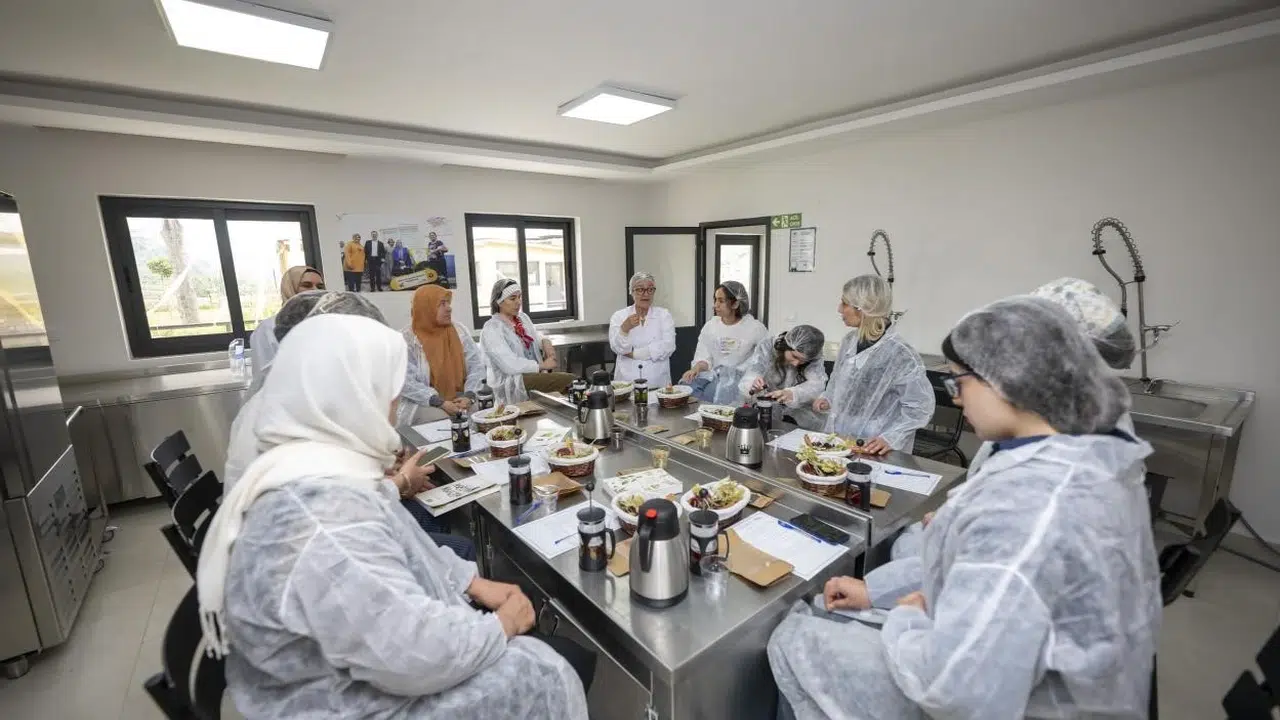 Mersin’in şifalı bitkileri kadınların elinde lezzet buluyor: Kan portakallı çay dönemi