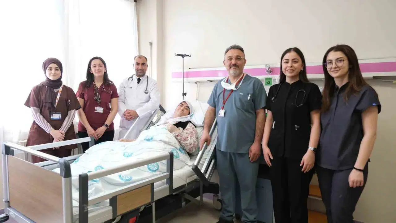 77 yaşındaki hastanın göğüs duvarından 8 kiloluk kitle çıktı: Yıllardır taşıdığı yükten kurtuldu