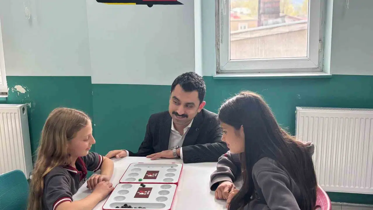 Susuz’da zihin egzersizleri sahnede: Kaymakam Tutal genç beyinlerle bir araya geldi