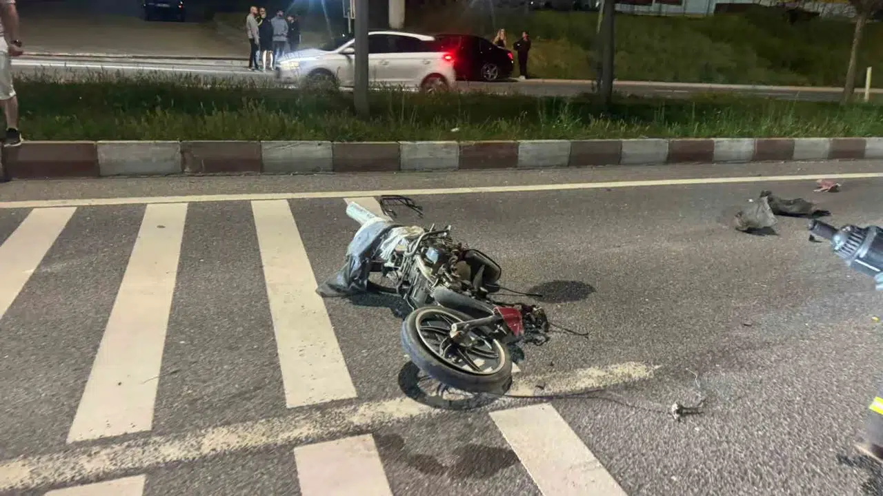 Bilecik’te dehşet anları: Otomobilin biçtiği motosikletli yaşam mücadelesi veriyor
