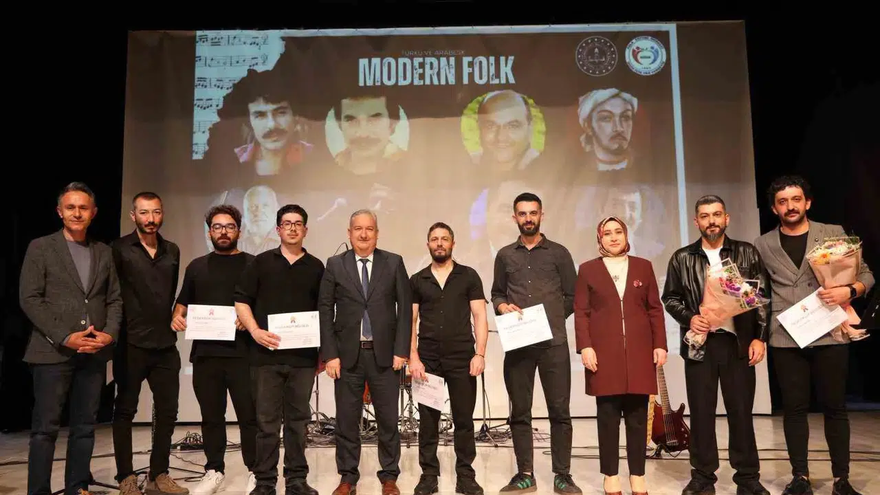 Niğde’de müzik ziyafeti: Türkü ve arabesk ezgileri salonu coşturdu
