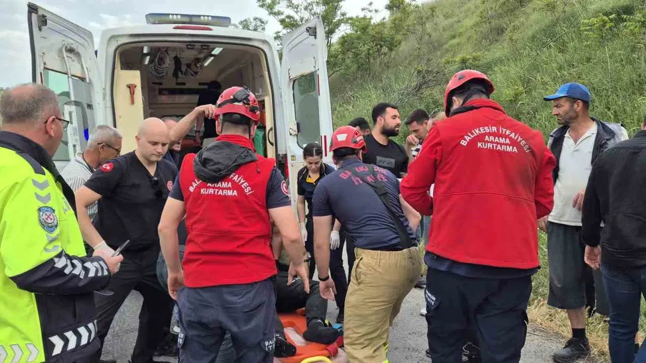 Balıkesir yolunda dehşet anları: Kontrolden çıkan tır devrildi, sürücü kabinde mahsur kaldı