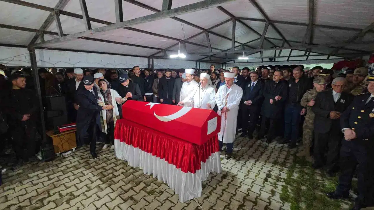 Görevi başında şehit düşen kahraman polis memuru son yolculuğuna uğurlandı: Van gözyaşlarına boğuldu