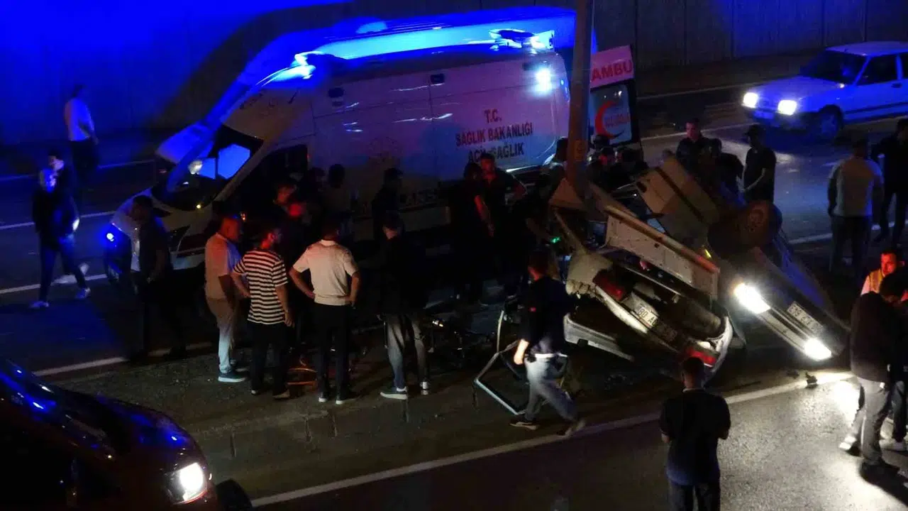 Kahramanmaraş’ta korkunç kaza: Direğe çarpan araç hurdaya döndü, 3 kişi hastanelik oldu