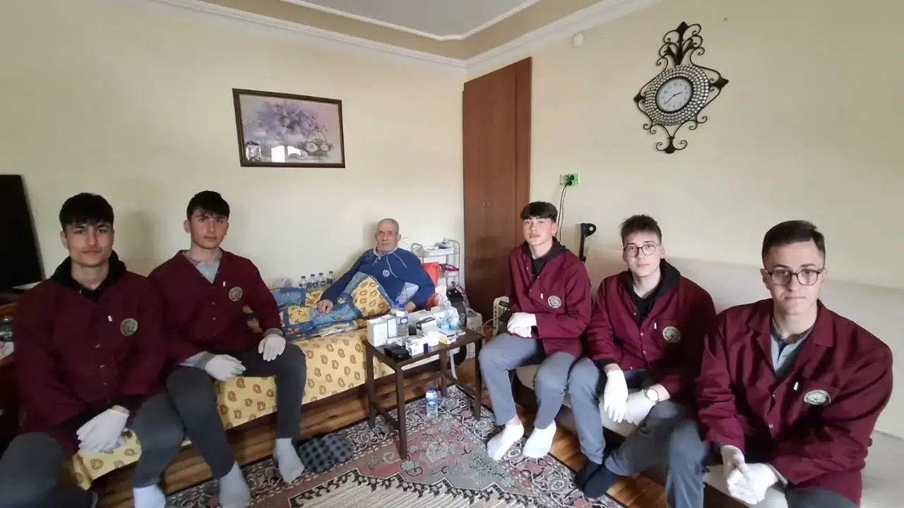 Gençlerin vefalı dokunuşu: Bayburt’ta yaşlı vatandaşın yüzünü güldürdüler