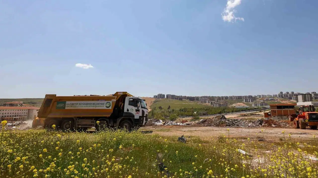 Gaziantep’te bahar temizliği mesaisi: Şehir baştan aşağı yenileniyor