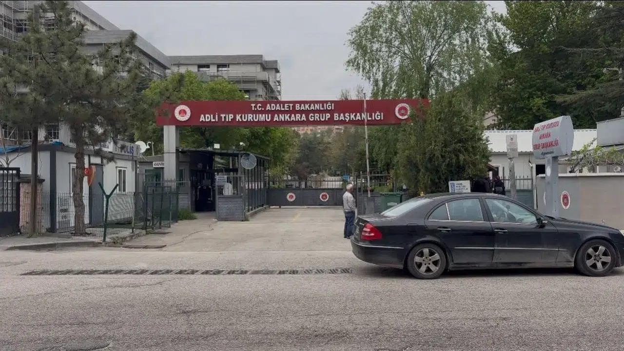 Ankara'da feci kaza: Yokuşta kontrolden çıkan kamyon iki işçiyi hayattan kopardı