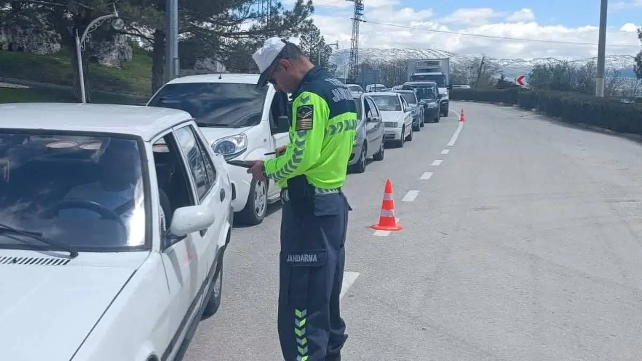 Sandıklı’da şafak operasyonu: Aranan şahıs kıskıvrak yakalandı