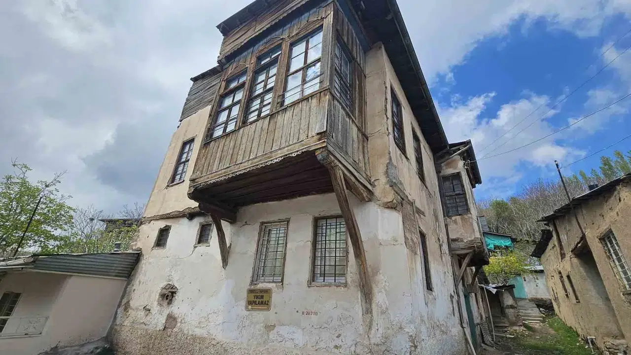 Hüseynik’in zamana meydan okuyan hazinesi: 450 yıllık konak görenleri büyülüyor