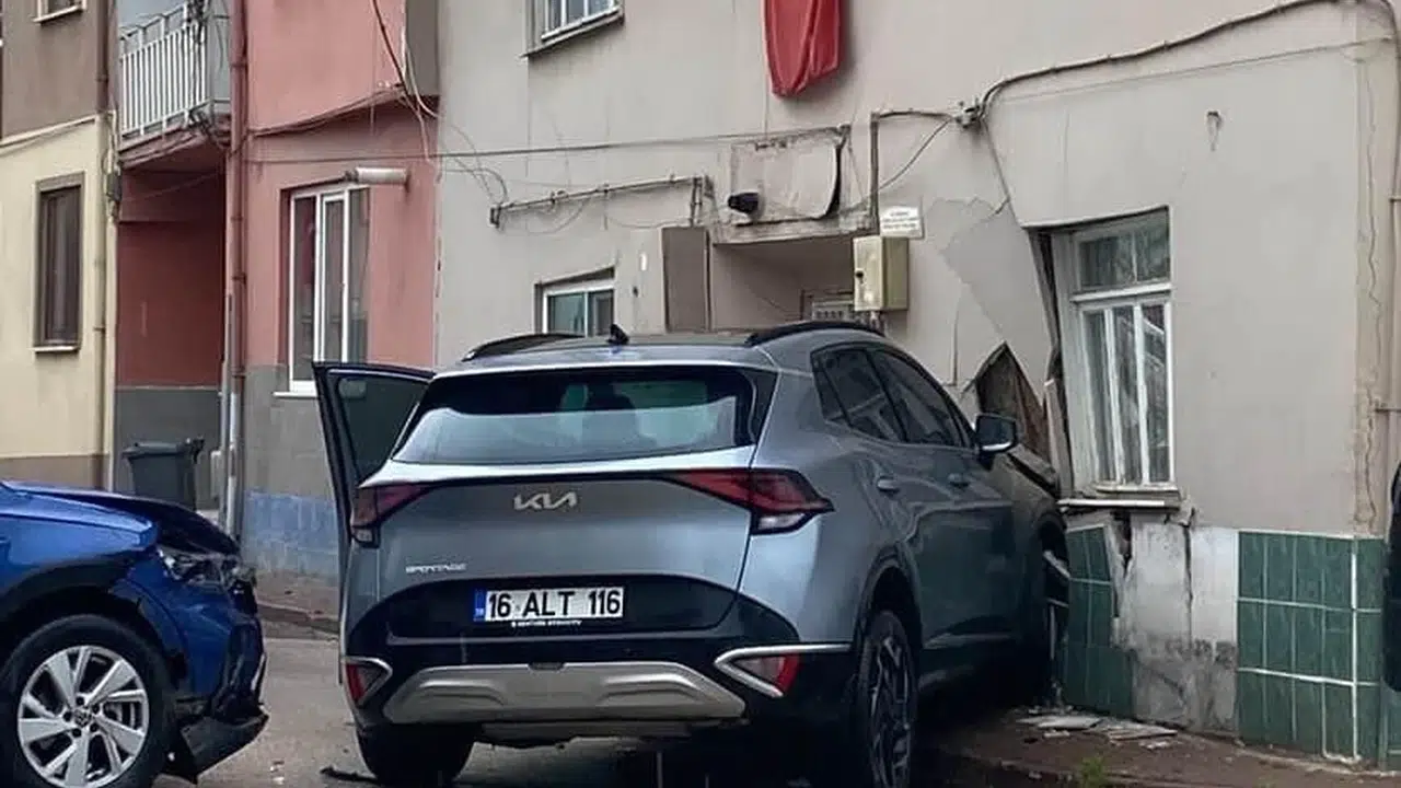 İnegöl'de korkutan kaza: Kontrolsüz kavşakta çarpışan cip evin duvarını yıktı