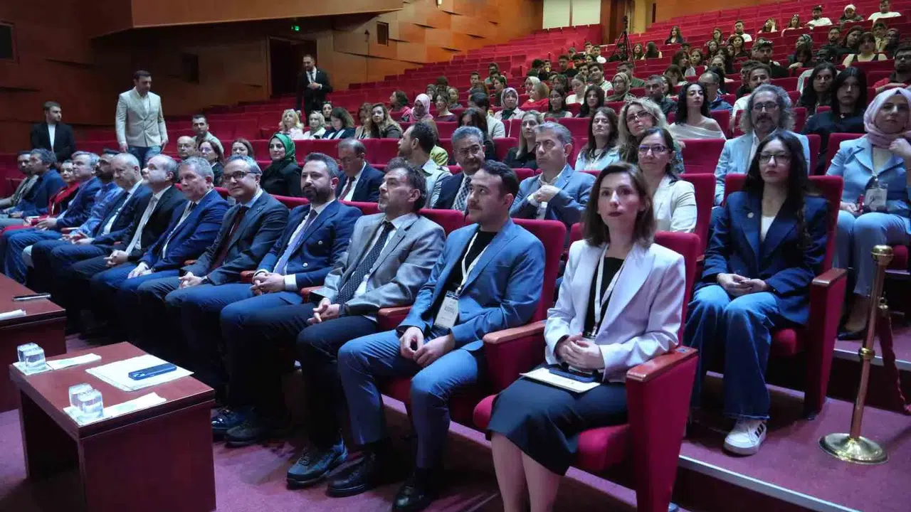 Geleceğin iletişimcileri NÖHÜ’de buluştu: Medya dünyasının yıldızları tecrübelerini aktarıyor