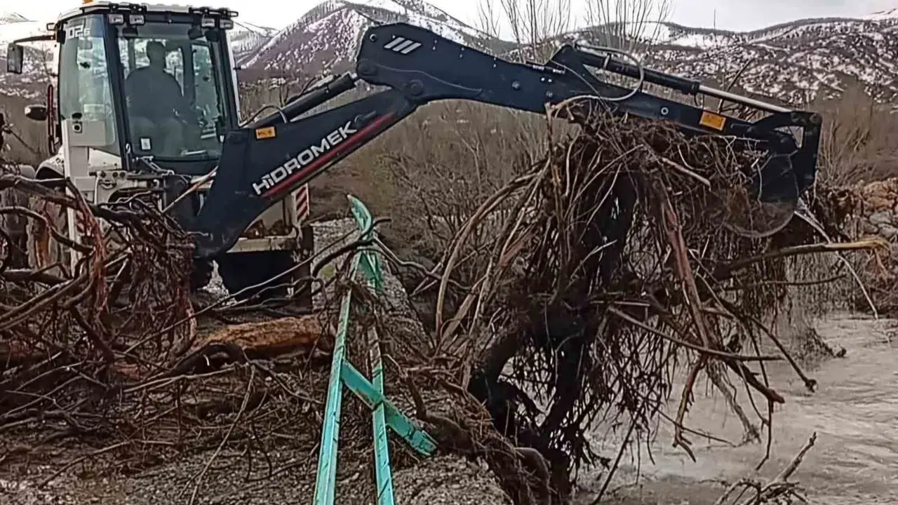 Tunceli'de sel kabusu: Ekiplerin zamanla yarışı ulaşımı kurtardı