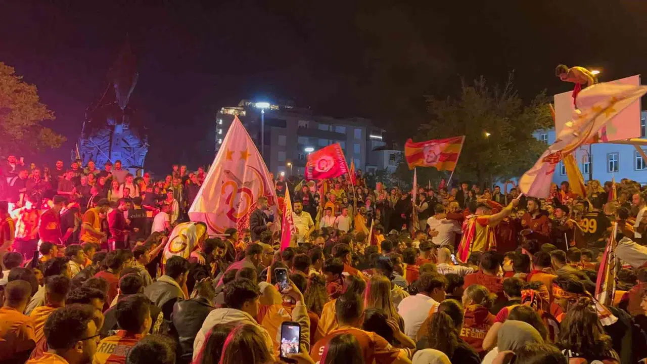 Galatasaray’ın zafer gecesi Çanakkale’yi sarı-kırmızıya boyadı: Truva Atı önünde şampiyonluk kutlaması