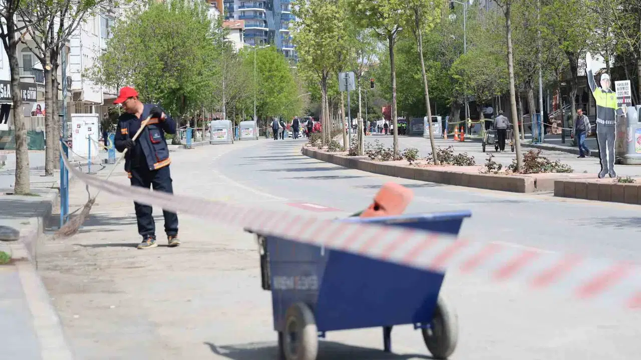 Bayram coşkusunu süpürgeleriyle yaşadılar: 150 bin liralık dürüstlükten sonra şimdi de fedakarlıklarıyla gönülleri fethettiler