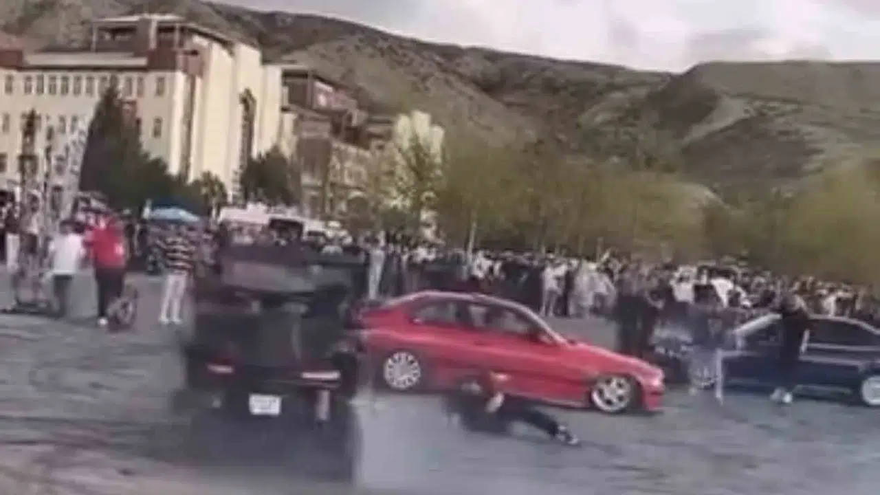 Modifiye tutkunlarını buluşturan etkinlikte korku dolu anlar: Drift gösterisi faciaya dönüyordu