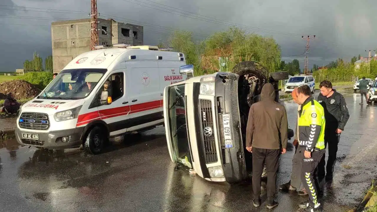 Muş’ta dolu dehşeti: Yollar buz pistine döndü, minibüs devrildi