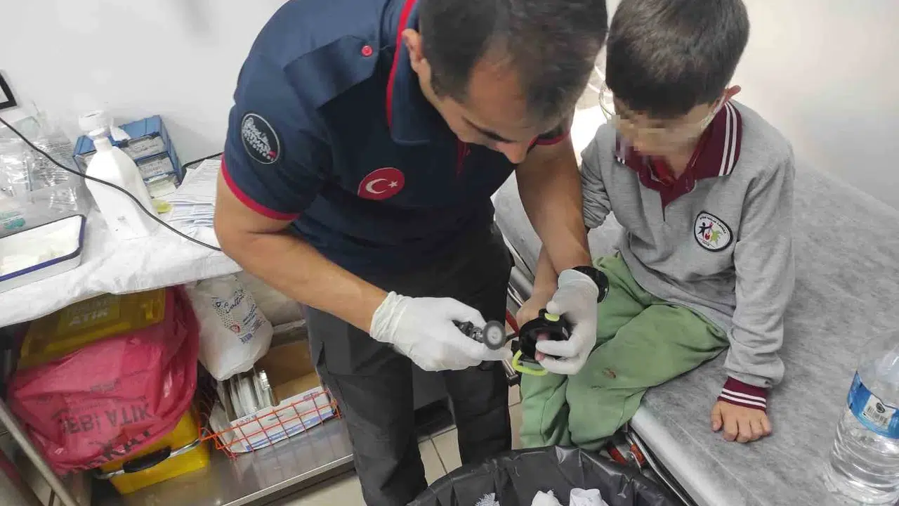 Okulda korku dolu anlar: Su matarasından kurtarılmayı bekledi