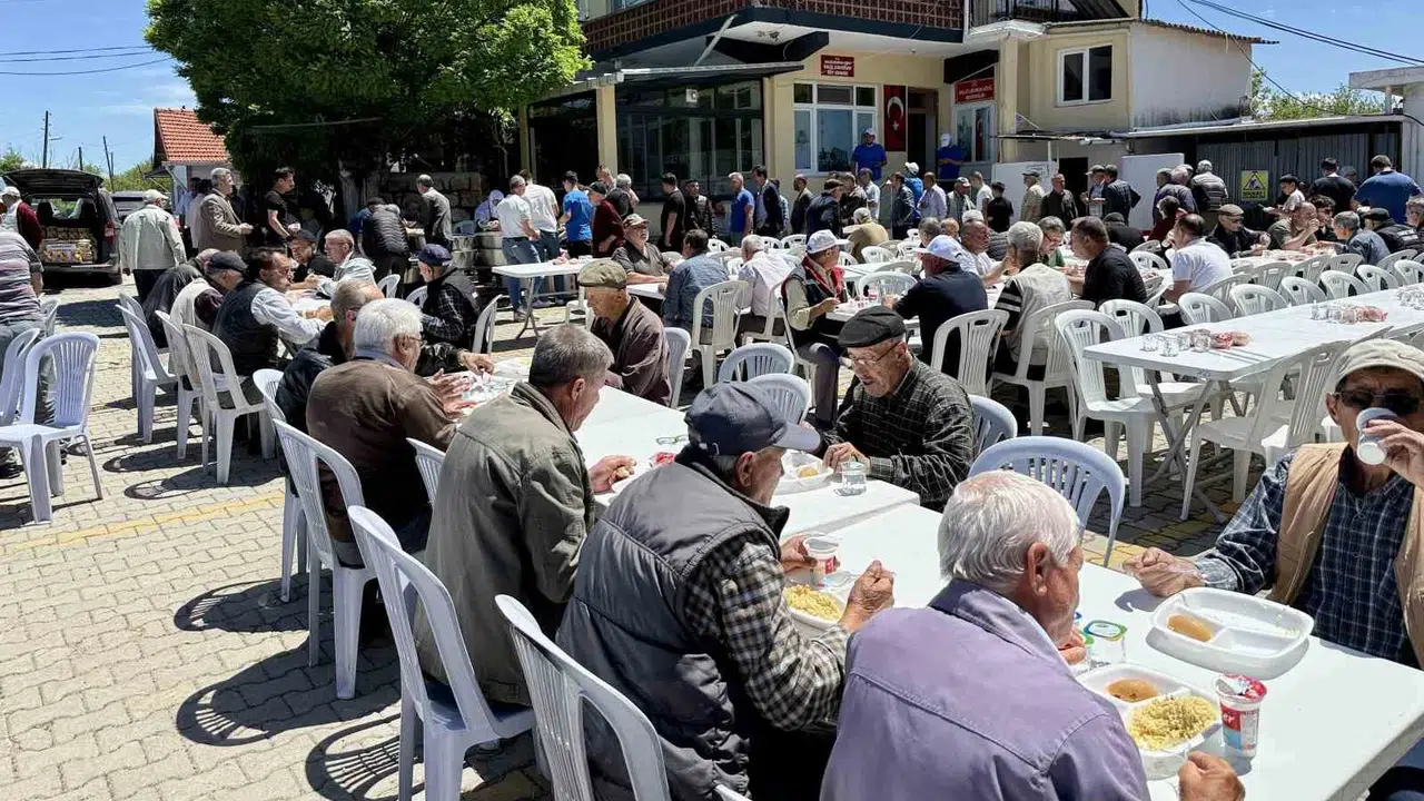 Ahlatlıburun'da birlik sofrası: 3 bin kişi aynı meydanda buluştu