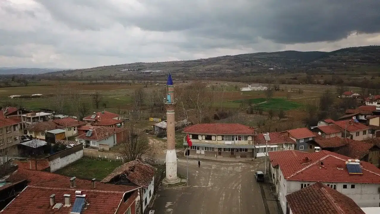 Cami yok ama o dimdik ayakta: Tarihi minare köyün hafızası oldu
