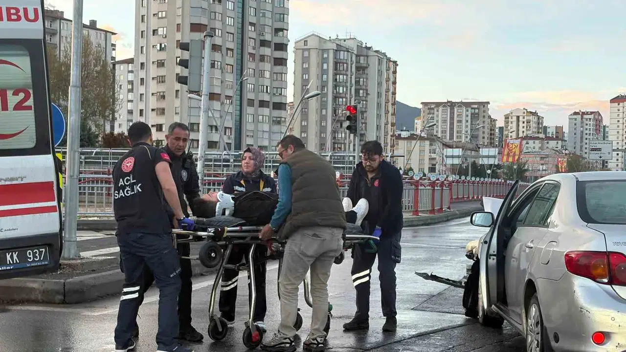 Kayseri'de kavşak dehşeti: Bariyerleri aşan taksi refüje uçtu