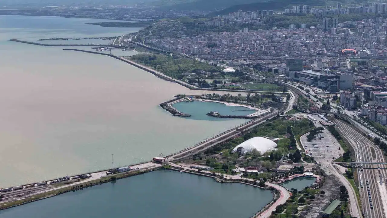 Samsun’da doğa renk değiştirdi: Karadeniz’in mavisi kahverengiye büründü