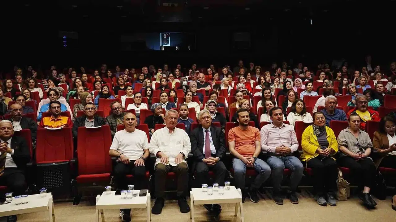 Çaycuma sahnesinde ters köşe: Kadın oyuncu erkek rolüyle izleyenleri şaşırttı