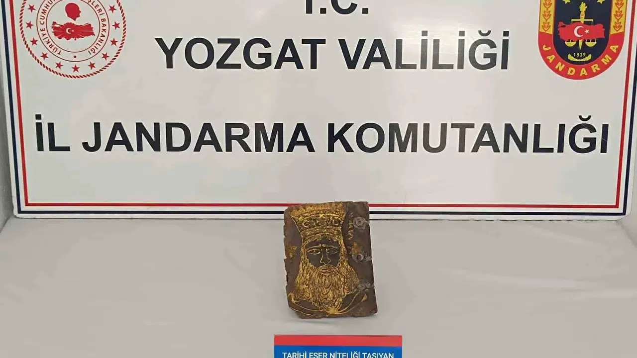 Tarihi eser kaçakçılarına jandarmadan geçit yok: Altın işlemeli paha biçilemez kitap ele geçirildi