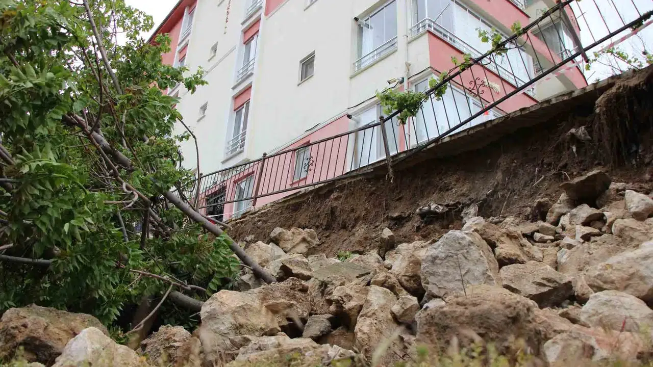 Amasya'da korku dolu anlar: 5 katlı binanın duvarı büyük bir gürültüyle yıkıldı