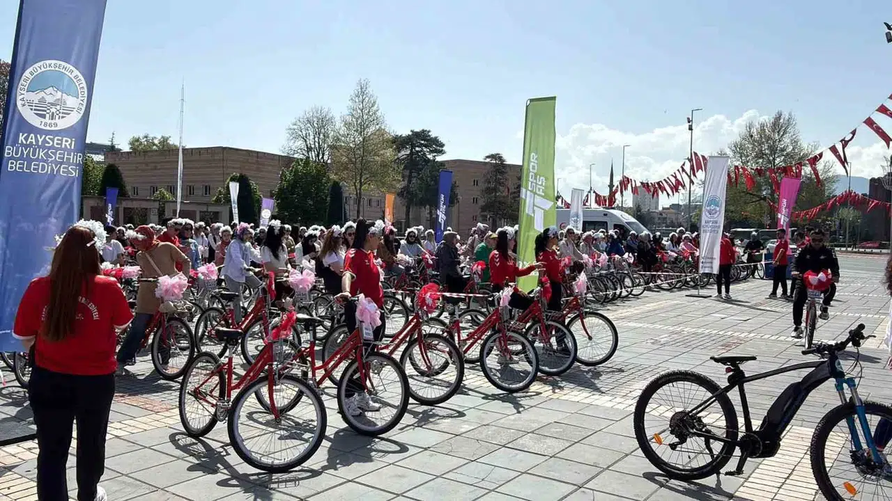 Kayseri’de Anneler Günü coşkusu: Rengarenk bisikletler meydanı şenlendirdi