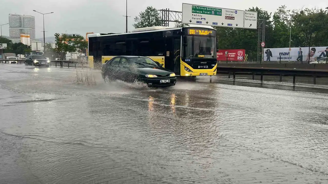 İstanbul’da gökyüzü karardı: Şiddetli yağış trafiği kilitledi, yayalar mahsur kaldı
