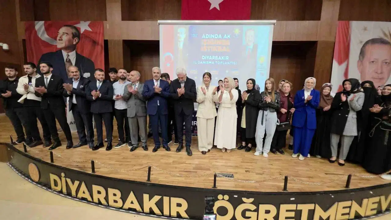 Diyarbakır’da siyasi dengeleri değiştiren transfer: CHP ve YRP’den kopan 100 kişi AK Parti saflarına katıldı