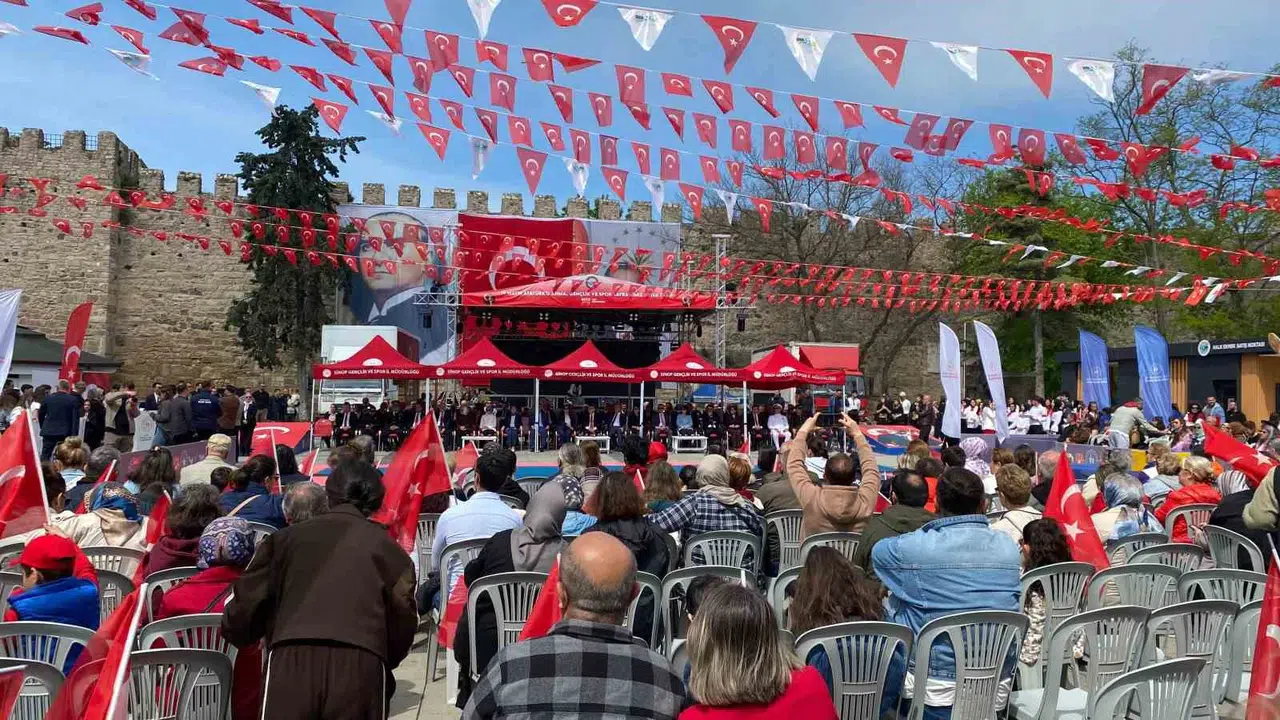 Sinop’ta 19 Mayıs coşkusu: Gençler bağımsızlık meşalesini gururla taşıdı