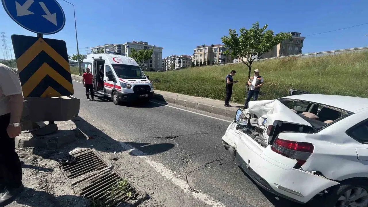 Trafik polisinden insanlık dersi: Kaza yerini temizlemek için süpürgeye sarıldı