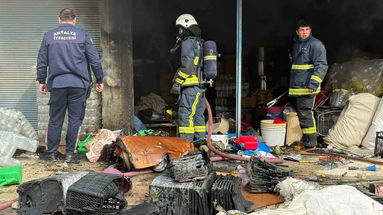 Serik'te korkutan dumanlar: Züccaciye deposu alevlere teslim oldu