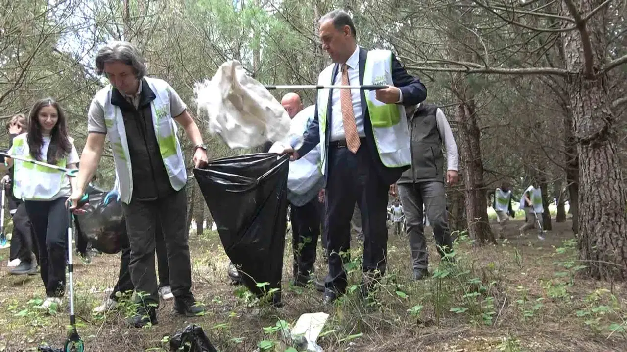 Vali Usta gençlerle sahaya indi: Yalova’nın yeşil …