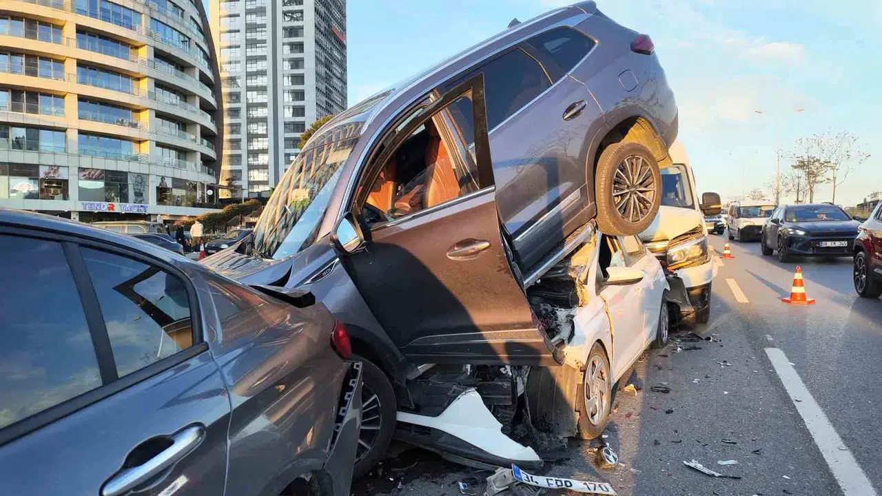 Kartal trafiğini kilitleyen zincirleme kaza: 5 kişi hastanelik oldu