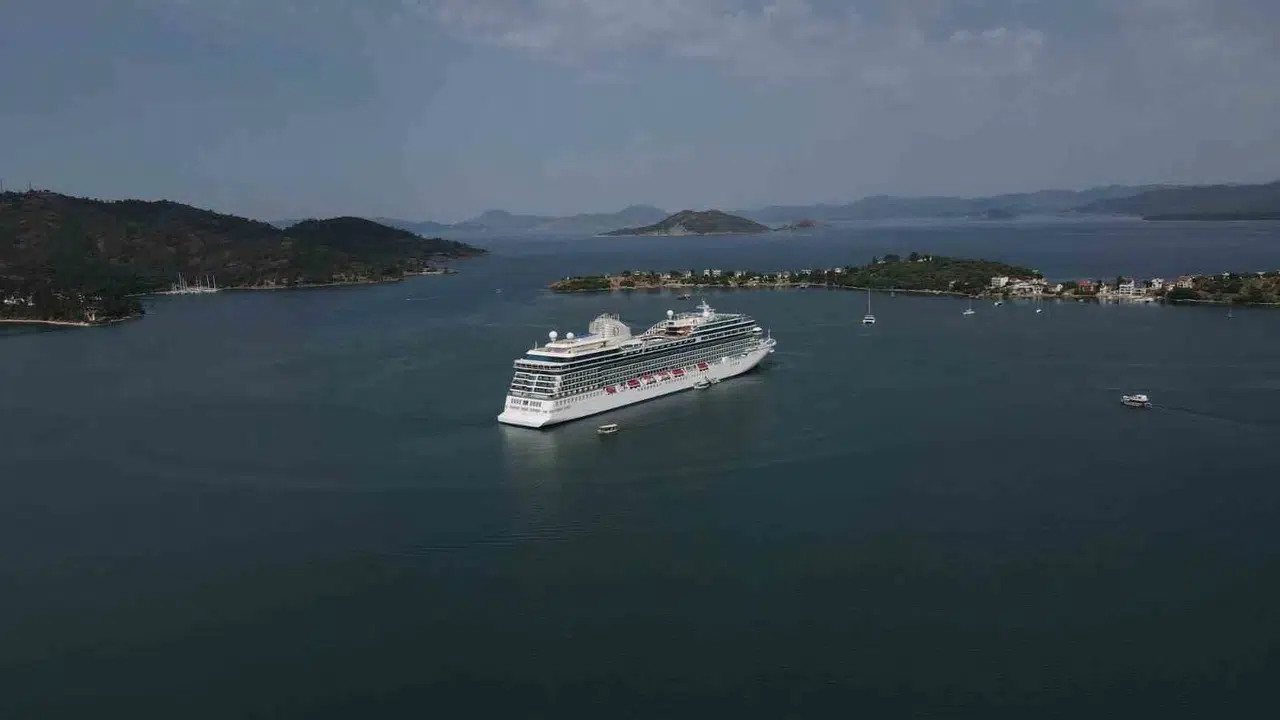 Fethiye’de turizm sezonu dev gemiyle açıldı: Esnafın yüzü güldü