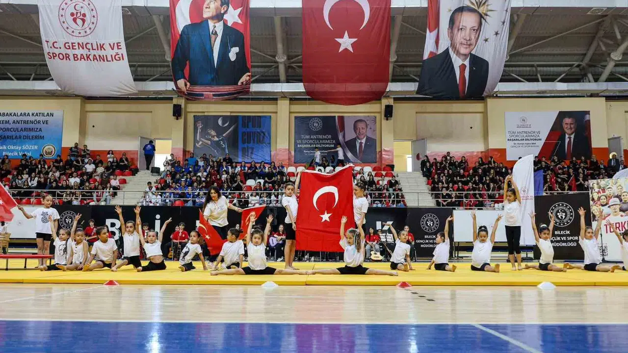 Bilecik'te milli ruh zirveye taşındı: Gençler 19 Mayıs'ı şölen havasında kutladı