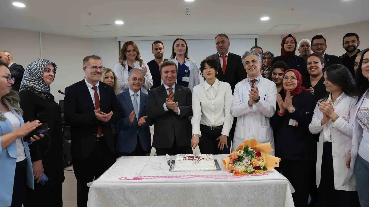 Vali Aydoğdu'dan sağlık neferlerine anlamlı ziyaret: Şefkatin temsilcileri unutulmadı
