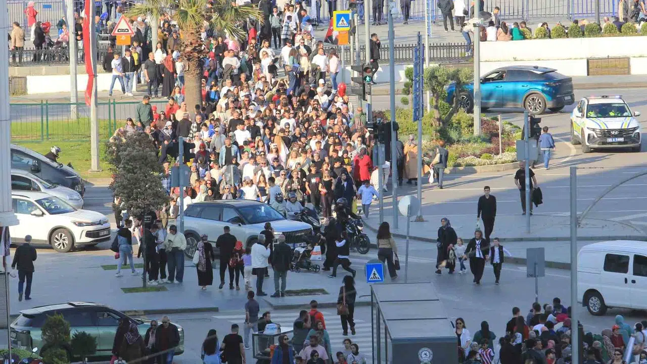 Samsun’da 19 Mayıs coşkusu gökyüzüne taştı: Şehir trafiği kilitlendi